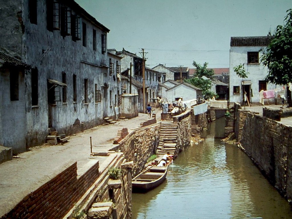 fengcheng_ccc's tweet photo. Suzhou, China, 1979

Formerly romanized as Soochow, the city is situated on the lower reaches of the Yangtze River and the shores of Lake Tai and belongs to the Yangtze River Delta region, and is about 100 km (62 mi) northwest of Shanghai. https://t.co/5jEZX9sHp2