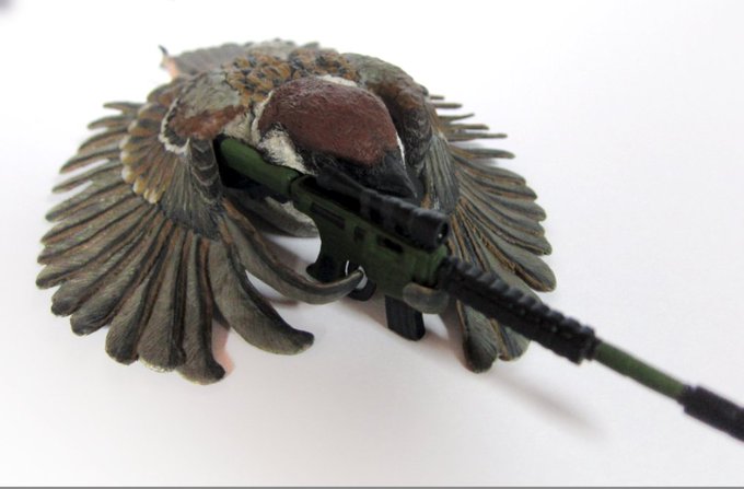 リアル感すごい 一瞬本物かと思った 低い姿勢で銃を構えるスズメのスナイパーがカッコいい ねとらぼ