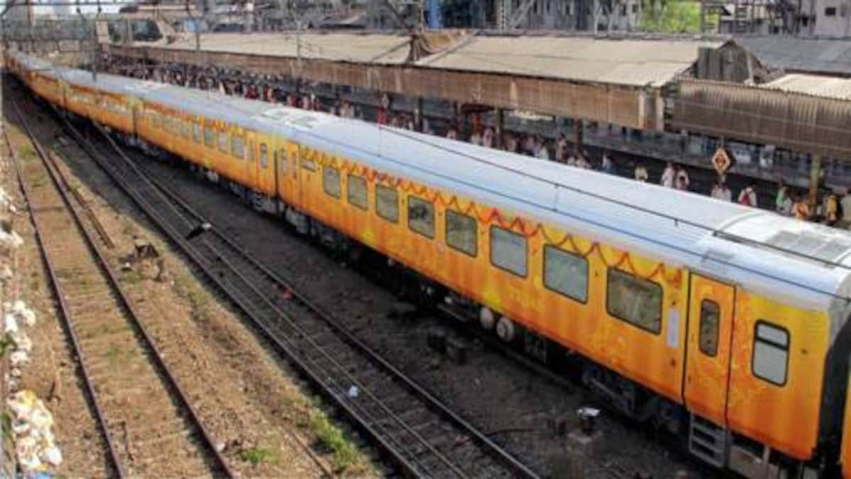 newsphh's tweet photo. #TrainRun/ आज शाम 4 बजे से शुरु होगी IRCTC पर बुकिंग, कल से दिल्ली से देश में 15 जगहों के लिए चलेंगी ट्रेनें
@sdineshaa @RailMinIndia @PMOIndia @capt_amarinder @ArvindKejriwal @mlkhattar @jairamthakurbjp #NewsPHH #Stayathome #MondayMorning https://t.co/rQLlXGPrCn