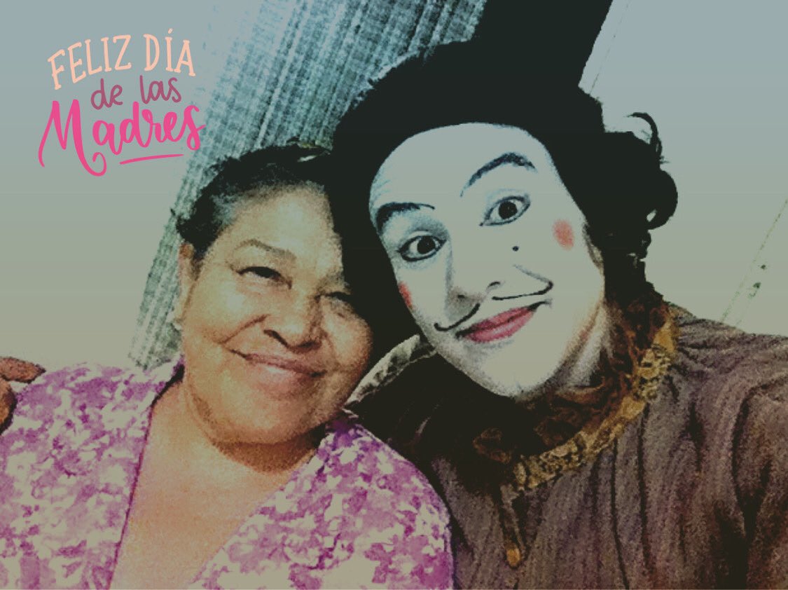 FER_ACTOR_'s tweet photo. Uno no sabe si la última vez que viste a alguien, será la última.
Por eso ama y disfruta cada momento.

Mi Pacita, mi madre fue mi cómplice en teatro.

#felizdiadelasmadres #arte #feractor #10mayo #pacita #mariadelapaz #instateatro #instateather #teatro https://t.co/0kFFgSv4fE