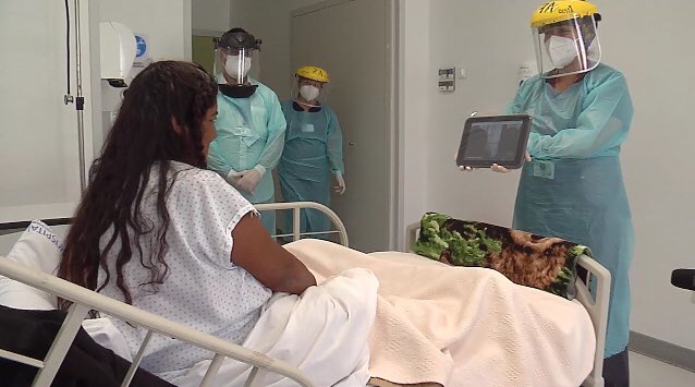 🤗“Abrazos virtuales” es una iniciativa que implementó el personal del Hospital Regional de Antofagasta para que los pacientes covid del recinto puedan comunicarse con su familia mediante video llamadas. @HospitalAntof
