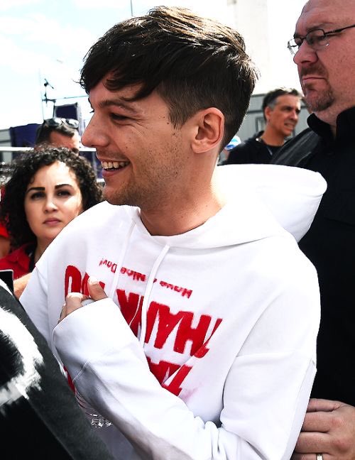 louis tomlinson with hair short a necessary thread.