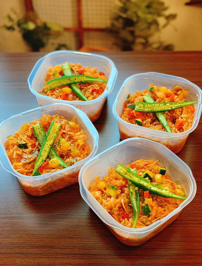 かのまん 在 Twitter 上 というわけで私の沼レシピですが まずは炊飯器で普通に鶏胸肉の中華風おかゆを作って そこに色々混ぜてるだけなんす 炊飯器一つで完成するのが 沼 の良い所なんだけど 食事を楽しくおいしく美しく食べたい者としては 野菜は後入れしたい