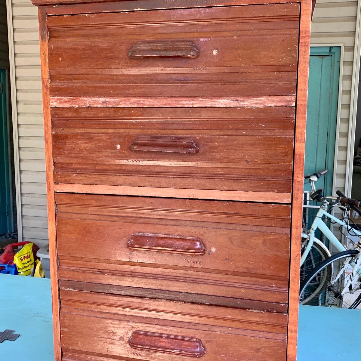 pillowpods's tweet photo. I took a much needed break from sewing today and chalk painted a chest of drawers to store more sewing supplies in. Hereโs the before and after pics. #refurbishing #homedecorideas #storage #timetosew https://t.co/eI6AVzFjxW