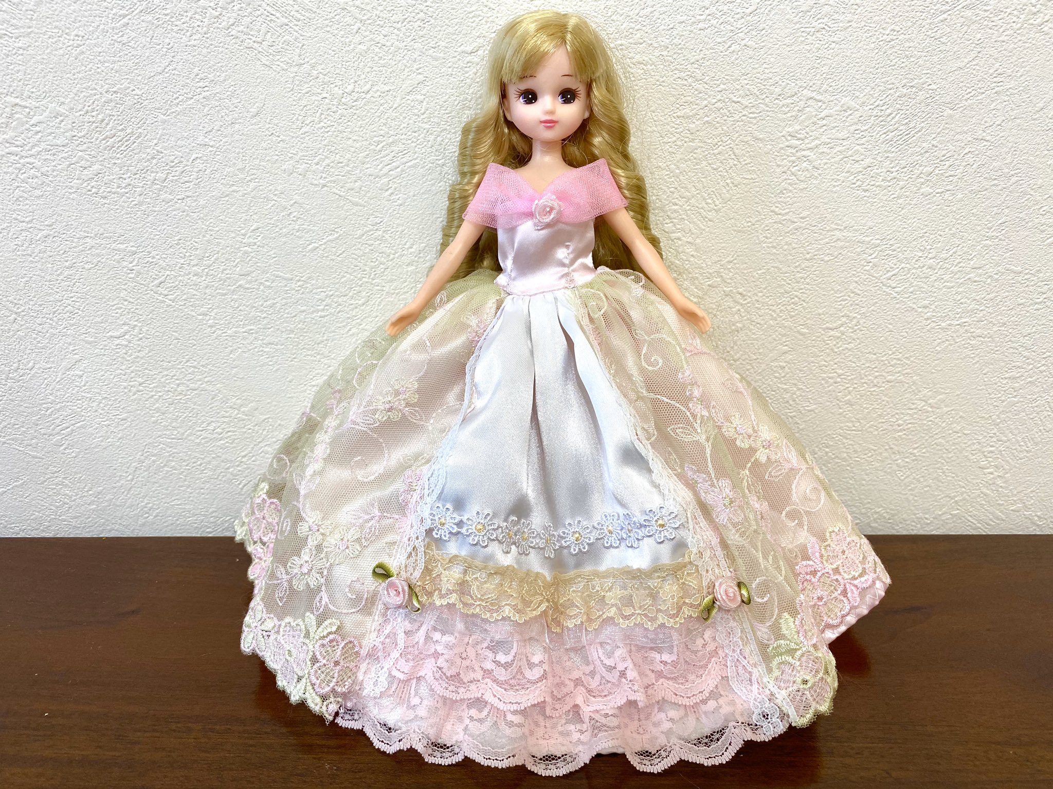 ٹوئٹر Atelier Riasmei ドール服のお教室 ٹوئٹر پر リカちゃん ネオブライスサイズのドレスの型紙つくりました お花の刺繍がたくさんのチュールレースをたっぷり使って豪華なドレスに仕上がりました こちらも作り方を後ほどブログに公開します リカちゃん