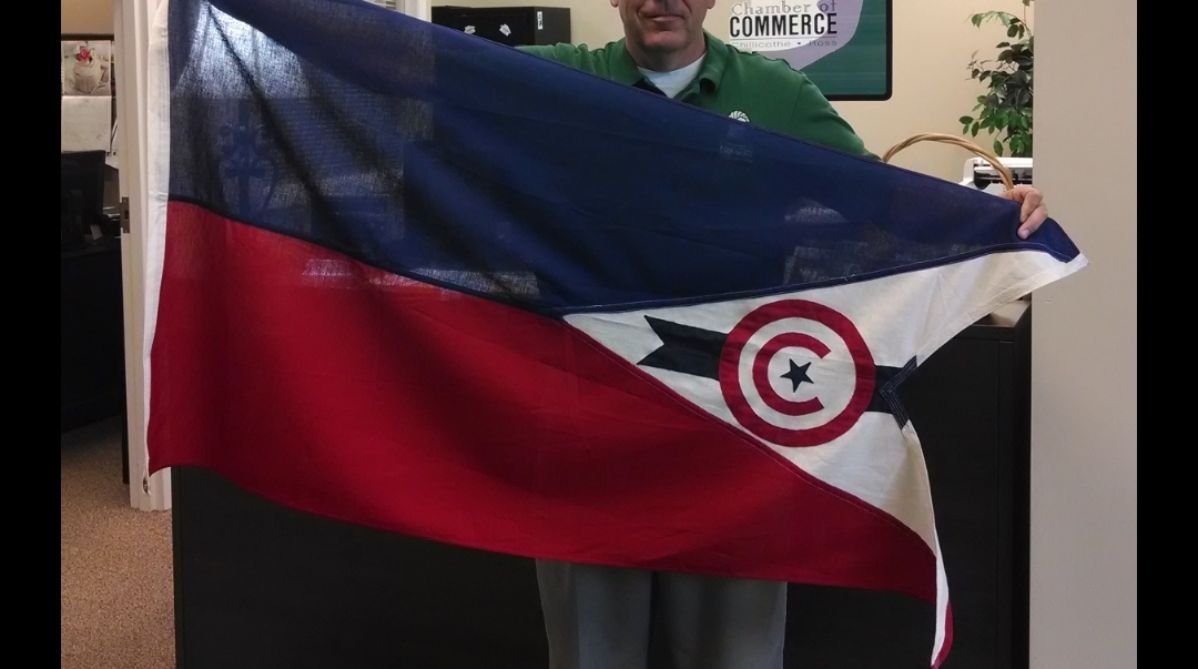 And of course, here's the Chillicothe city flag. It's not awful. The red circle represents Ohio, and the C obviously stands for Chillicothe. The star symbolizes its status as the first capital and the blue line represents the Scioto River.