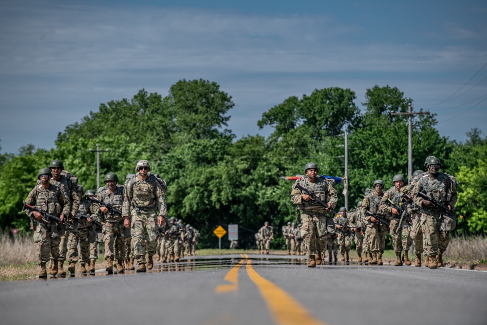 USArmy's tweet image. #Soldiers of Delta Battery are evaluated on their ability to complete a foot march then, with minimal delay, conduct several exercises &amp;amp; qualify on their assigned weapon during #BasicCombatTraining at @OfficialFtSill.

📸 by Sgt. Dustin D. Biven, @75thFA_BDE 

#TrainedAndReady