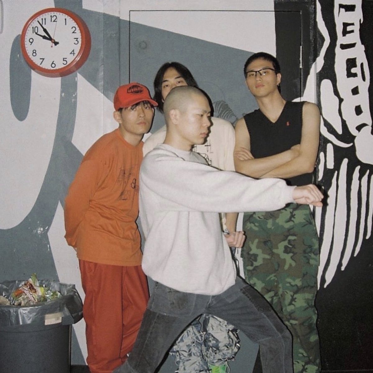 dolores_tian's tweet photo. hyukoh🖤 https://t.co/OYXdo0KMnU
