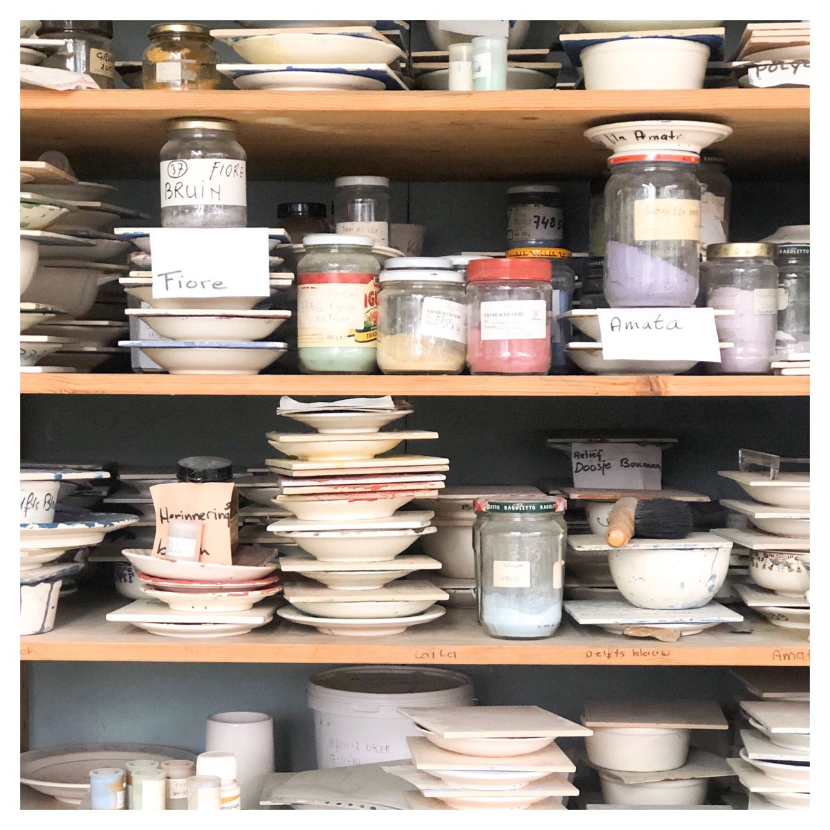 RGoedewaagen's tweet photo. A small impression from our workshop. Where the magic happens… Where our artists with so much experience and passion unleash their creativity on earthenware.

#workshop #atelier #craftsmanship #artists #painting #creations #ceramics #magic #handcraft #handmade #royalgoedewaagen https://t.co/qaSD3XxX5D
