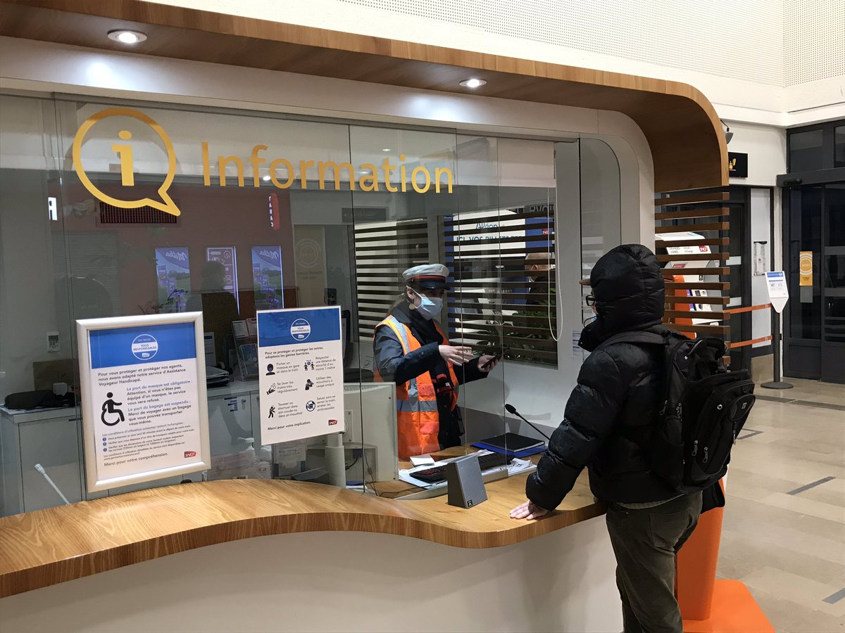 RonanBesseyre's tweet photo. Après quelques semaines de préparation, tout est prêt pour vous recevoir à nouveau dans les gares du réseau @TERPays2LaLoire. Attention, pour votre sécurité et celle dee nos agents, le port du masque est obligatoire des l’entrée en gare. https://t.co/QjywwcbBH5