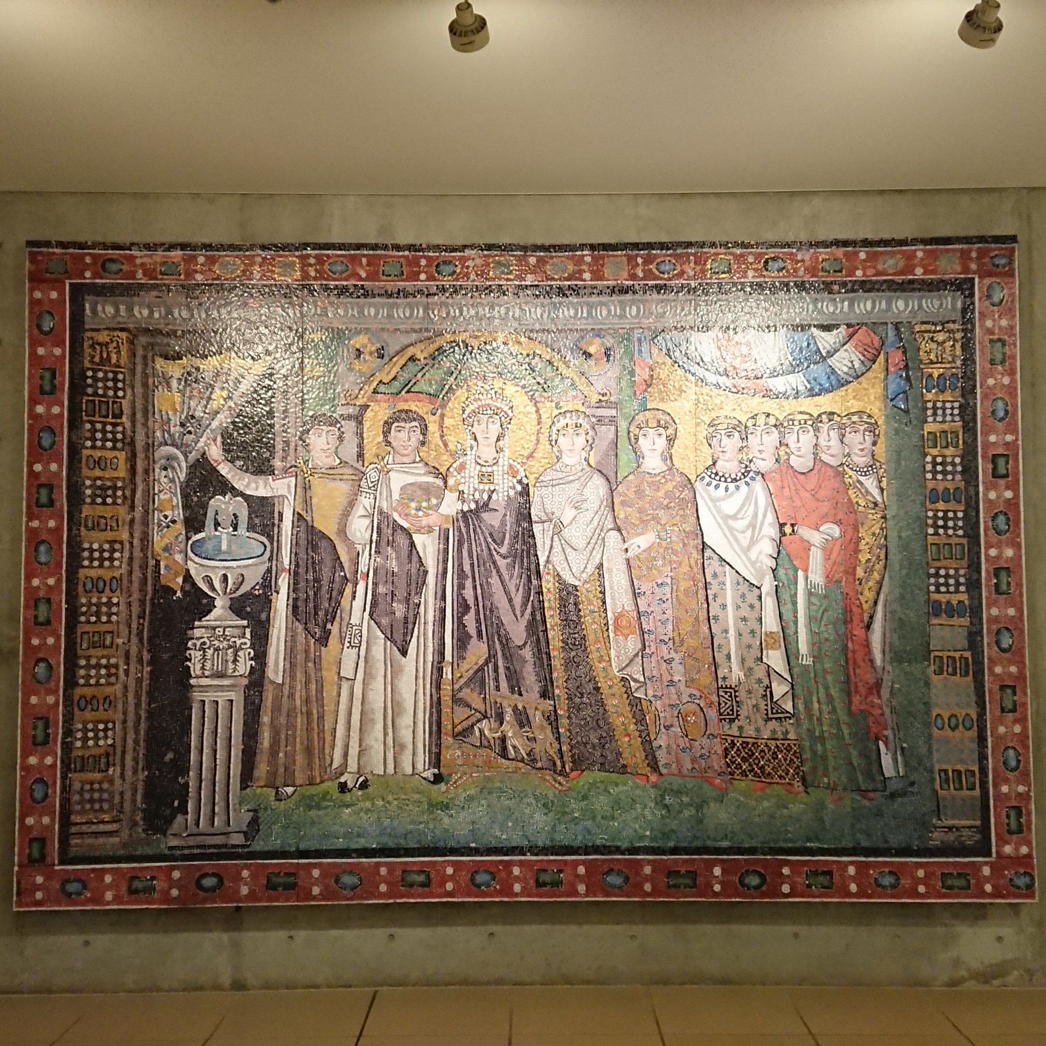 Otsukamuseum おうちで名画鑑賞64 今日は東ローマ帝国皇帝ユスティニアヌス1世 の誕生日 皇帝と皇后が対で描かれたモザイク画です 皇妃テオドラは踊り子出身で その美貌と才智により皇妃となりました 皇帝は議員と踊り子の結婚 Otsukamuseum おうちで名画鑑賞64 今日は東ローマ帝国皇帝ユスティニアヌス1世 の誕生日 皇帝と皇后が対で描かれたモザイク画です 皇妃テオドラは踊り子出身で その美貌と才智により皇妃となりました 皇帝は議員と踊り子の結婚