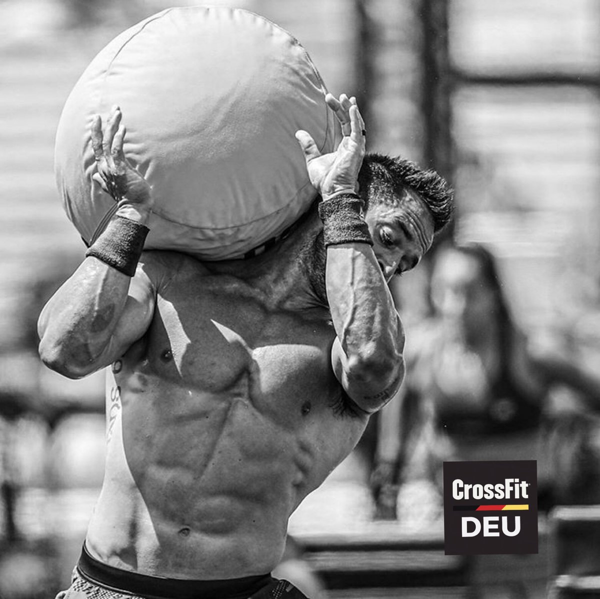 CrossFitDEU's tweet photo. MONTAG 200511
AMRAP10:

10 Mal auf die Box springen
10 Mal Umsetzen

♀ 60cm (24-in.) Box  ♂ 76cm (30-in.) Box

Nutze einen schweren Sandsack, Ball, oder ein anderes ungewöhnliches Objekt für das Umsetzen. Poste deine Runden in die Kommentare.

pc ⁦@AntLucic⁩ https://t.co/tdwBmzEoPD