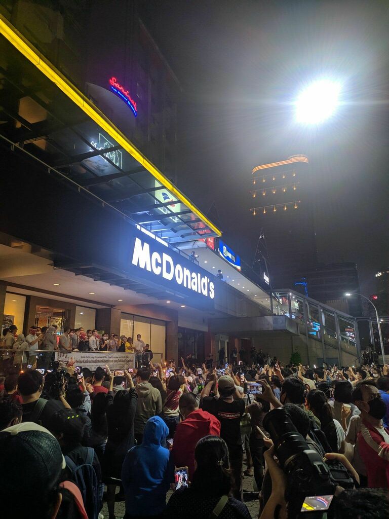 HaiMagazine's tweet photo. Konten Dulu, Covid Belakangan: Penutupan McDonald's Sarinah Dihiasi Warga Jakarta yang Melanggar PSBB   https://t.co/kZjKkbDeF6 https://t.co/OlRBsGkPVV
