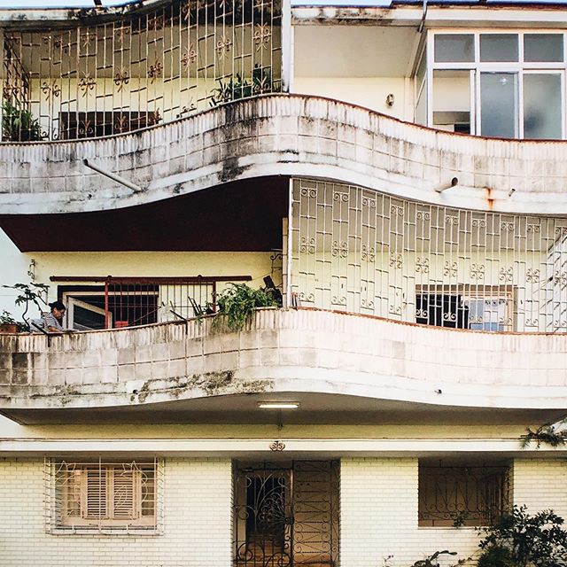 Good vernacular apartment balcony in Havana on the left (tall ceilings >4m, tall windows, open balustrade etc.), then on the right a modernist Havana example (closed balustrade, short ceilings, short windows that doesn't open fully): heat trap.