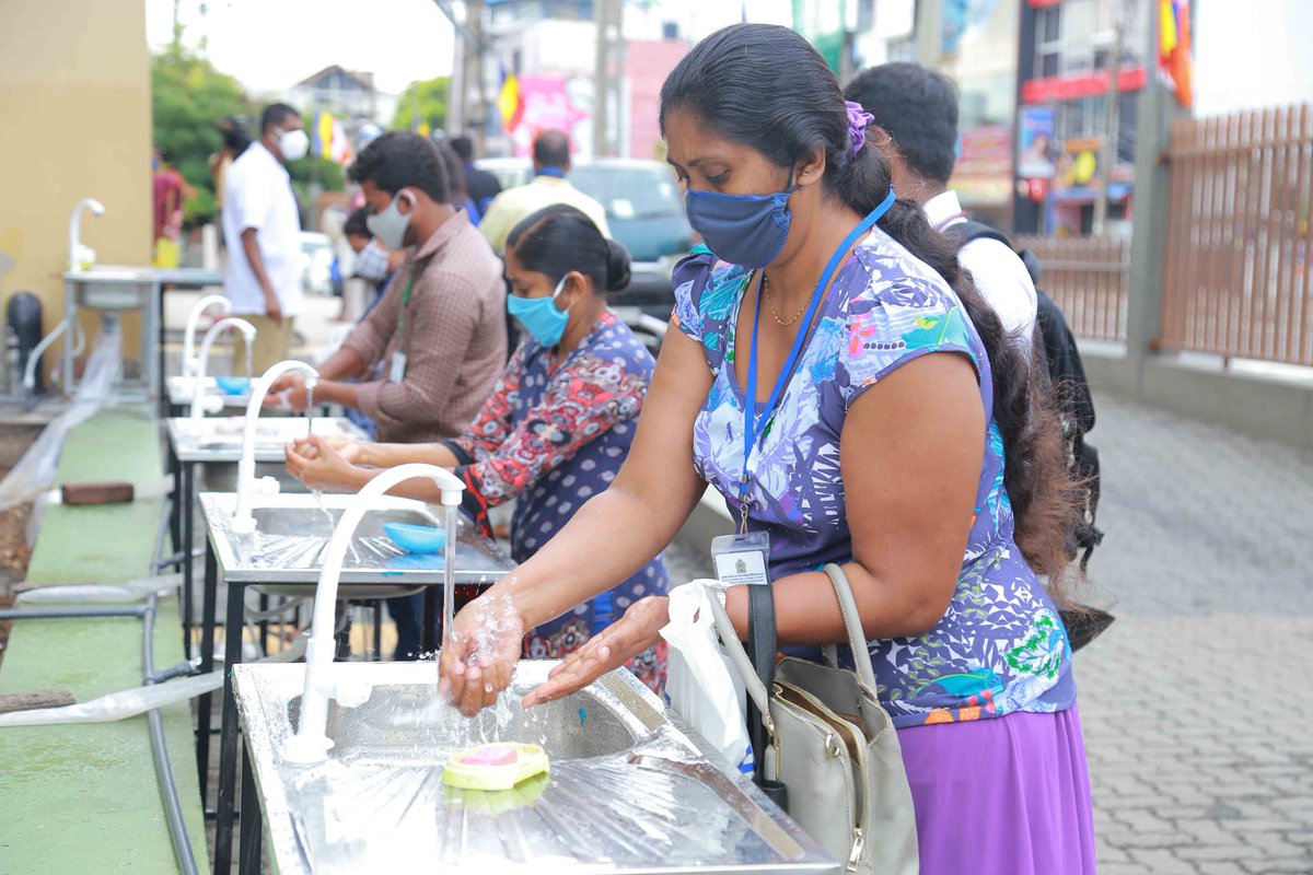 Jamz5251's tweet photo. Despite a curfew, #Colombo came to life today as public &amp; private sector employees resumed work. Health guidelines wr maintained in many areas under the watch of police &amp; military. The once silent streets were back to life. #ReStartSriLanka #TogetherWeCan
Pics - LalithPerera https://t.co/Uhb3LzWy7h