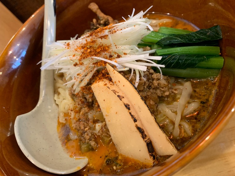 麺酔王子 麺山椒 追浜 汁なし坦々麺 5辛5痺 0 初の汁なしは山椒の痺れがガツンときて刺激的 3 辛さと痺れを同じにするとやっぱり山椒が勝つね ご飯ドボンも美味かった 白いtシャツを着ていたら紙エプロンが必要か聞いてくれて心配りが