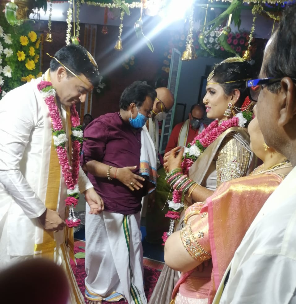 telugufilmnagar's tweet image. Pictures from ace producer #DilRaju&apos;s marriage. He tied the knot yesterday night in a highly private ceremony held at a temple in #Nizamabad.