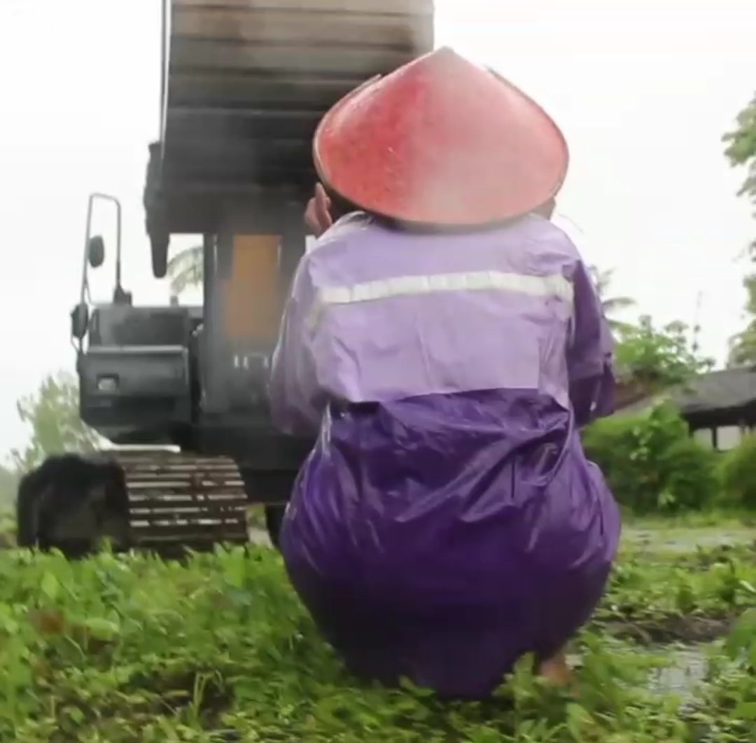 Sekelompok warga di Jakarta ini mengabaikan risiko tertular/menularkan Covid-19 demi sepotong kenangan dan romantisme sebuah gerai fastfood.

Masih bingung mengapa banyak petani mengambil risiko seperti ini, meski negara/perusahaan memberi ganti rugi tanah di atas harga pasar?