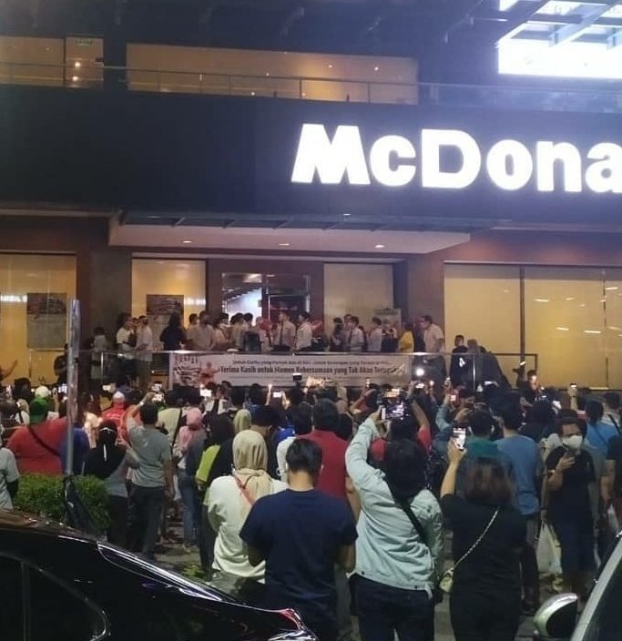 Dandhy_Laksono's tweet photo. Sekelompok warga di Jakarta ini mengabaikan risiko tertular/menularkan Covid-19 demi sepotong kenangan dan romantisme sebuah gerai fastfood.

Masih bingung mengapa banyak petani mengambil risiko seperti ini, meski negara/perusahaan memberi ganti rugi tanah di atas harga pasar? https://t.co/yKx6X6lwfX