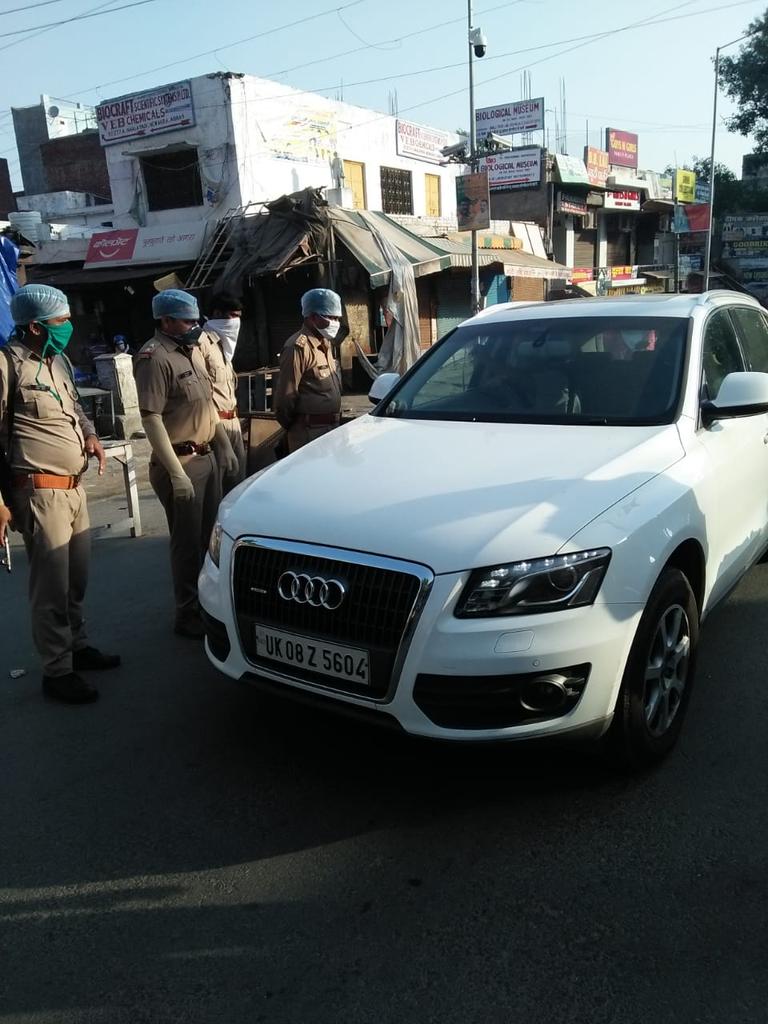 AgraMirror's tweet photo. आगरा में बढ़ते आंकड़ों को देख आगरा पुलिस हुई सख्त,आगरा में आज से लॉक डाउन के दौरान कोई बेवजह घर बाहर निकला तो होगा मुक़दमा.आज से लॉक डाउन में विशेष सख्ती का पालन करेगी आगरा पुलिस.एसएसपी आगरा ने पूरे जनपद को दिए आदेश. #News #AgraMirror #Lockdown3_0 #agrapolice https://t.co/VZoxjGyDfW