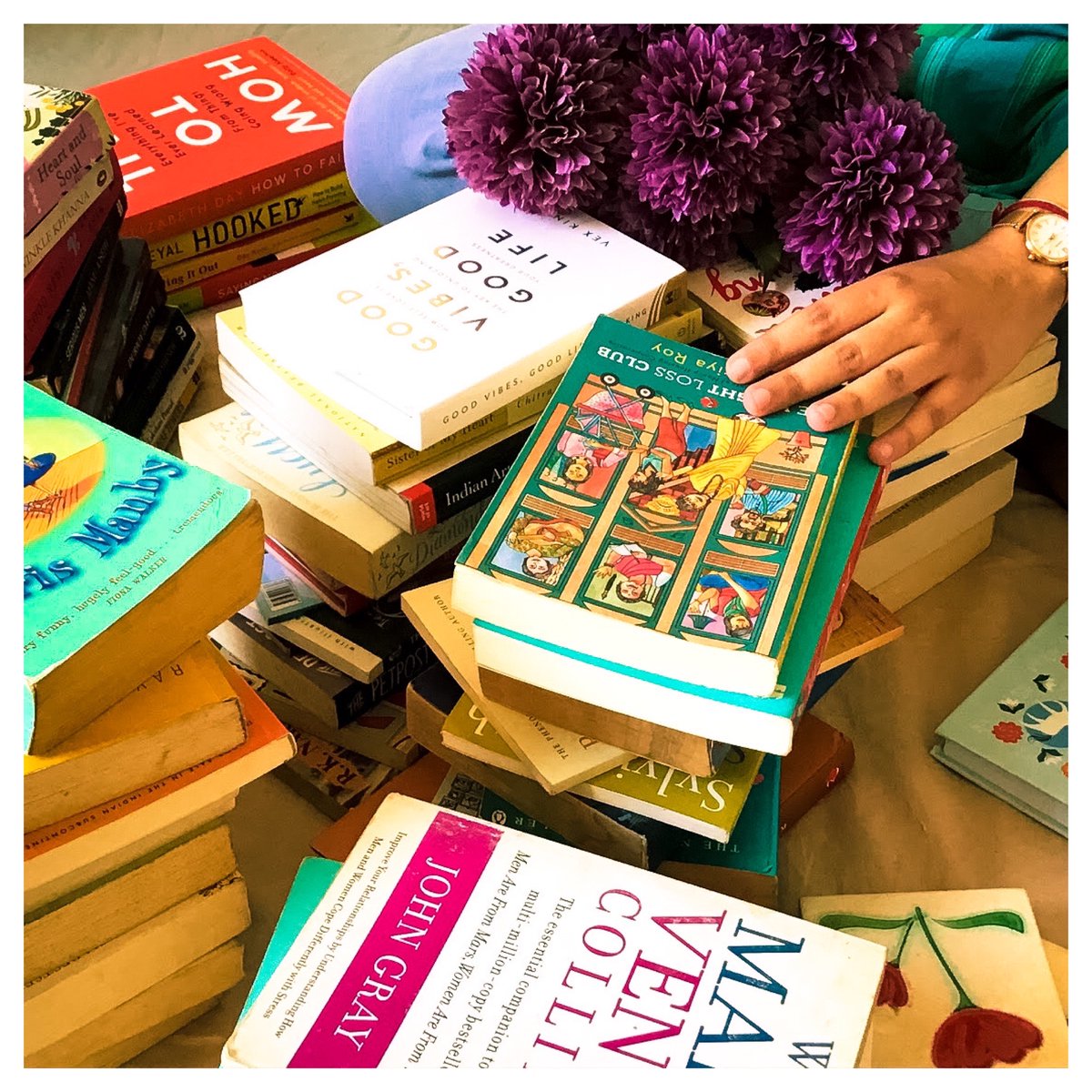 PeepsUnorthodox's tweet photo. Maybe this is why we read, and why in moments of darkness we return to books : to find words for what we already know 🌷- Alberto Manguel 
.
.
.
Art and books have always been my escape when life hits me hard so that I can give myself a perspective to see things differently 🌿 https://t.co/rDaIYgQsBY