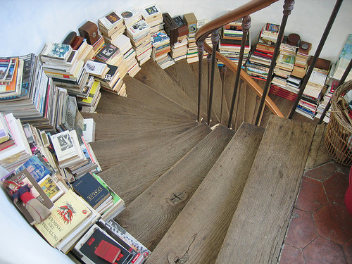 Bit_Lit_com's tweet photo. *Cassiopée* On est lundi, on se motive, une nouvelle semaine commence !
Avez-vous profité du confinement pour trier ou ranger vos bibliothèques ? https://t.co/T9HB3dDR9M