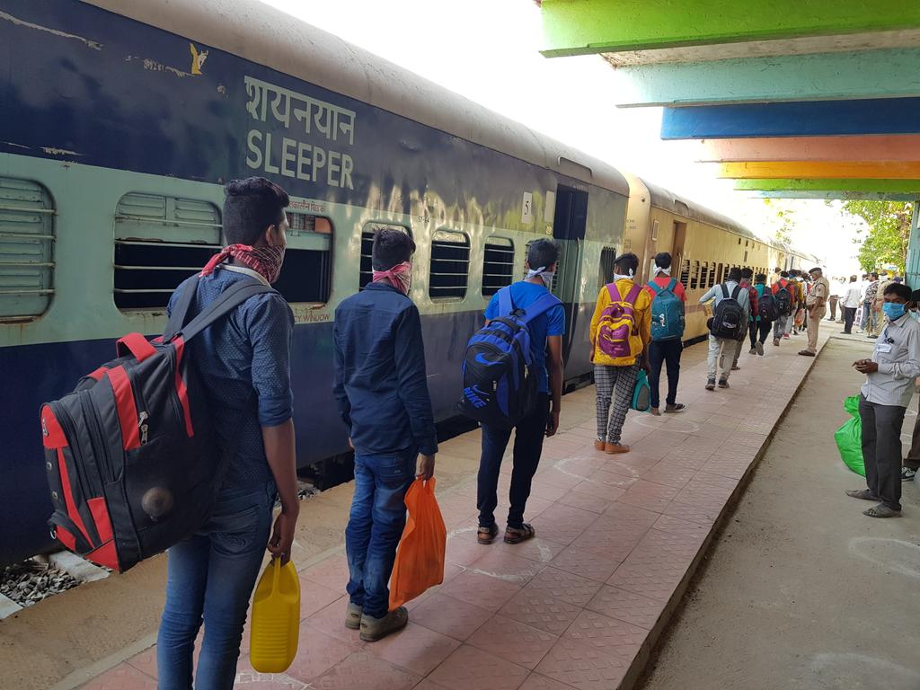 MorbiSdm's tweet photo. મોરબી થી અત્યાર સુધીમાં પરપ્રાંતીય શ્રમિકોને લઈને કુલ સાત train રવાના કરવામાં આવી...@CollectorMorbi @CMOGuj @pkumarias https://t.co/I1Brxy1nNH