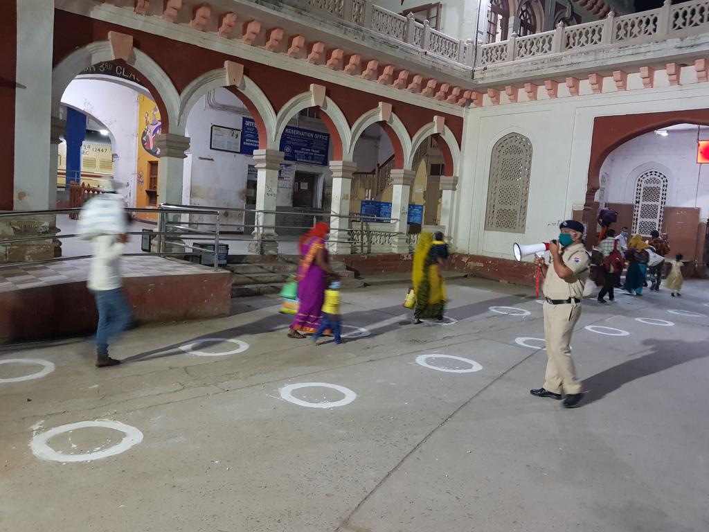 MorbiSdm's tweet photo. મોરબી થી અત્યાર સુધીમાં પરપ્રાંતીય શ્રમિકોને લઈને કુલ સાત train રવાના કરવામાં આવી...@CollectorMorbi @CMOGuj @pkumarias https://t.co/I1Brxy1nNH