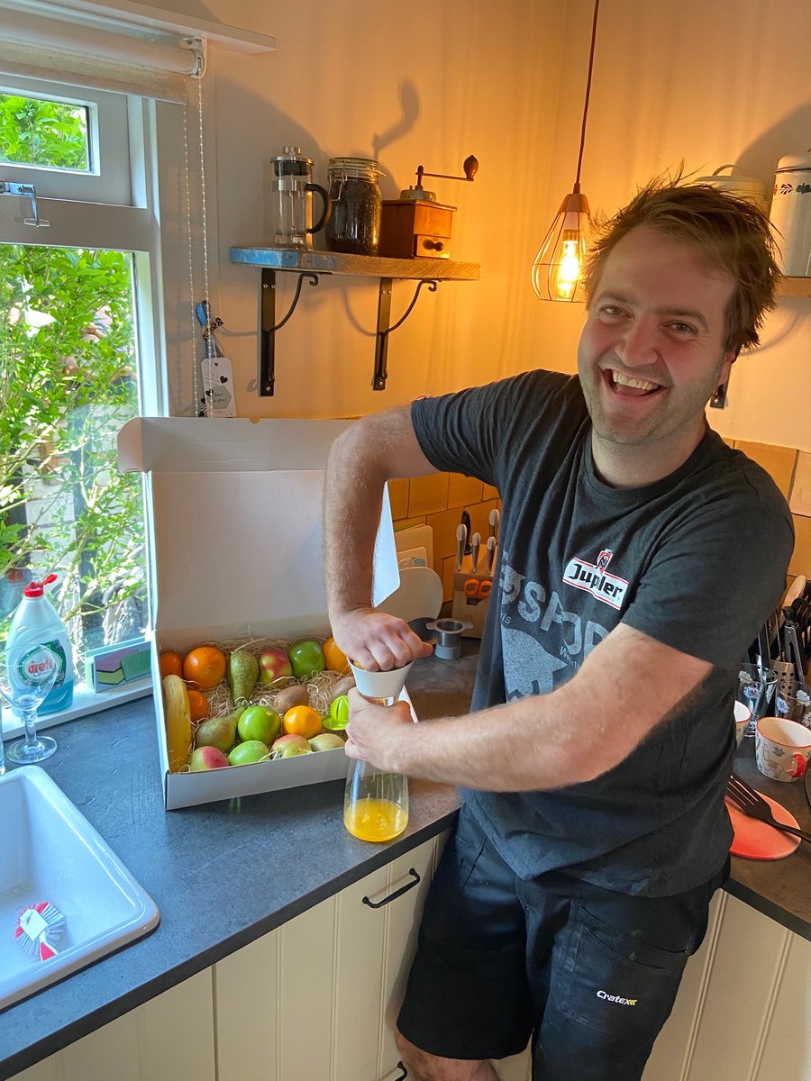 Vakbekwaam_ZHZ's tweet image. En Guus Mutsaers van @BrandweerZBL ontving ook een ZHZ-fit-pakket thuis! Guus was de winnaar van de algemene kennistoets op 29 april. #kennisisdebasis #fitforthejob