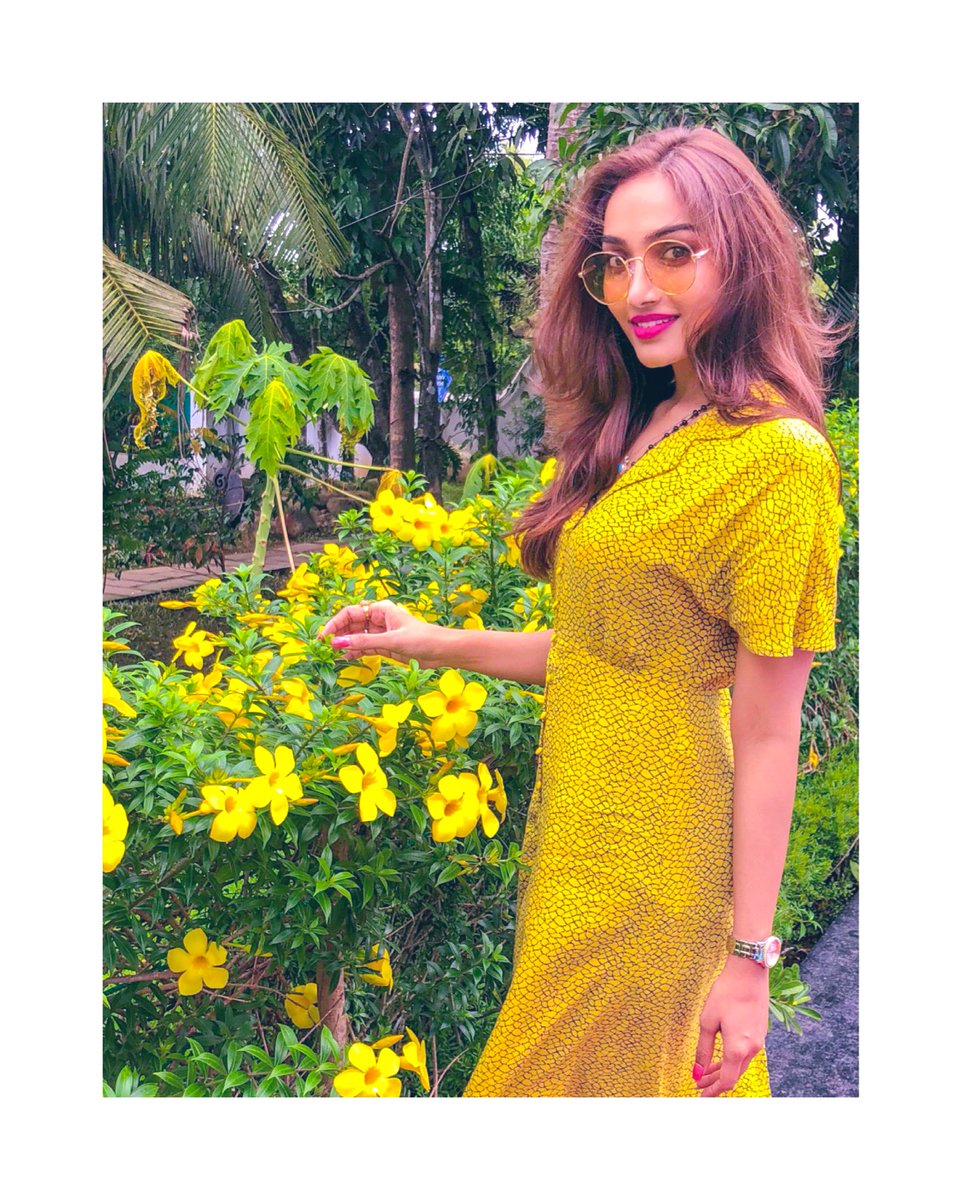 May the flowers 🌼 remind us why the rain was necessary... .
#staystrong #quarantineandchill #yellowvibes