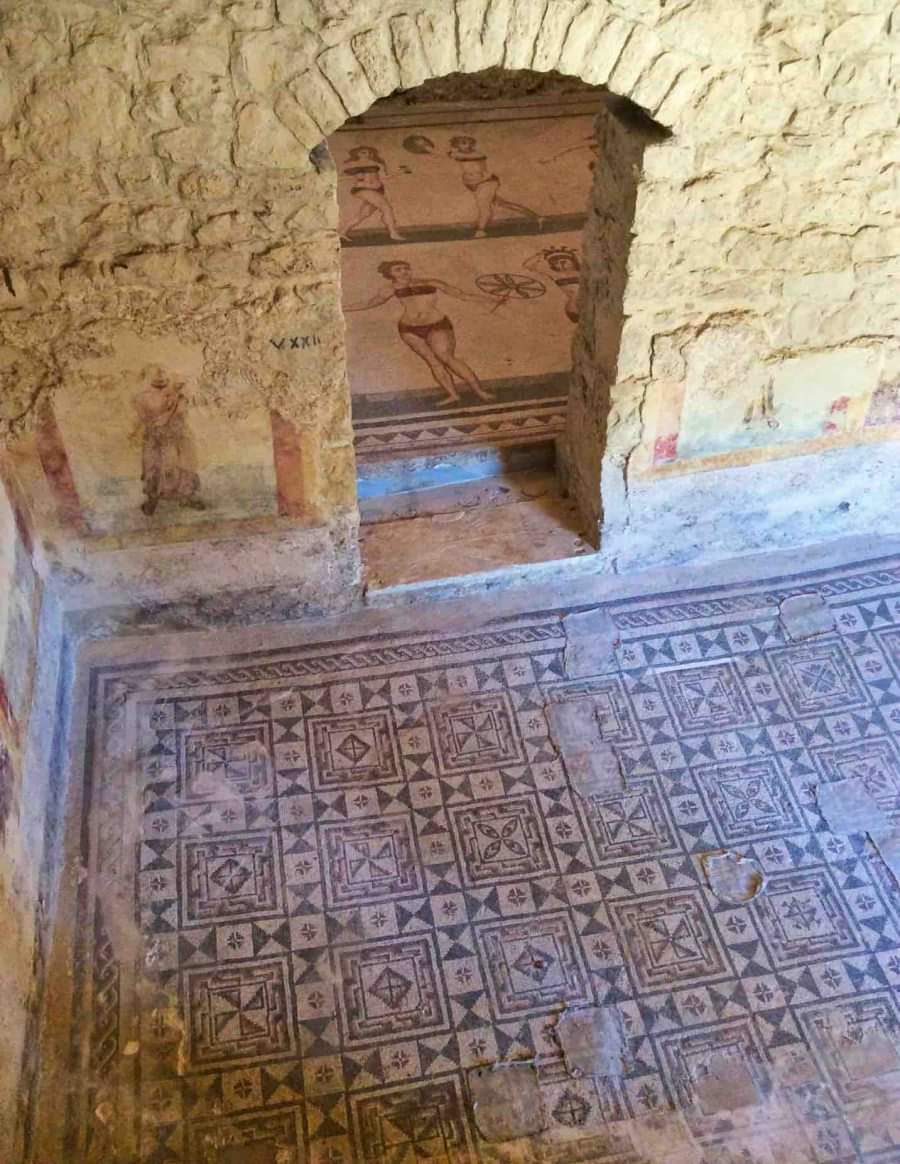 #PatrimonioUNESCO

Villa Romana del Casale, Piazza Armerina. Sicilia

Las excavaciones que comenzaron en 1929, y aún están en curso, han revelado una de las colecciones de mosaicos romanos más grandes, exuberantes y diversos del mundo. 
La musivaria y la villa datan del s. IV d.C