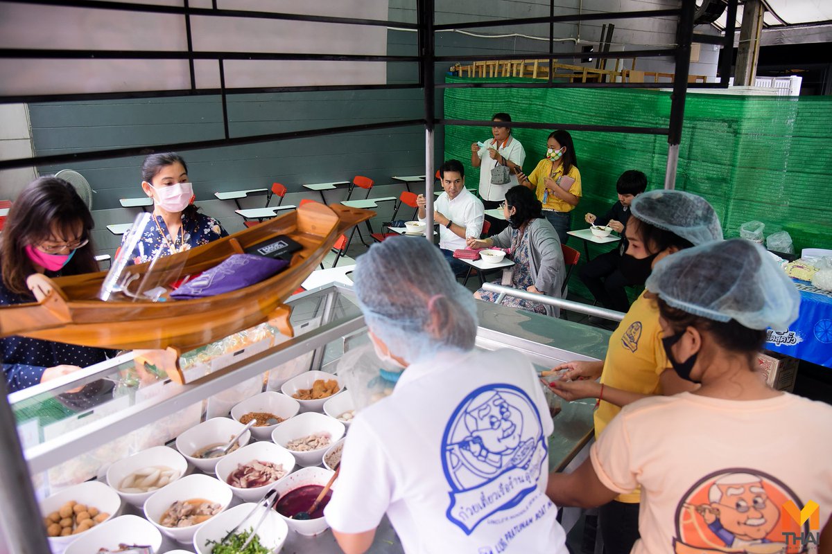 mononewsth's tweet photo. เก้าอี้เลกเชอร์ จัดไว้ 20 ตัวขอยืมที่ วัดราชสิทธารามราชวรวิหารมา

คุณสุภาภรณ์ เล่าที่มาที่ไปของเก้าอี้เลกเชอร์สีแดงในร้านก๋วยเตี๋ยวเรือลุงประตูน้ำ 

ซึ่งเก้าอี้ดังกล่าวทางวัดยังไม่ได้ใช้งาน ถ้าทำฉากกั้นต้องใช้เงินลงทุนเยอะ จึงไปยืมวัดมาใช้ชั่วคราว โดยก็ได้เงินใส่ซองทำบุญแทน https://t.co/14C1PTH6Ar