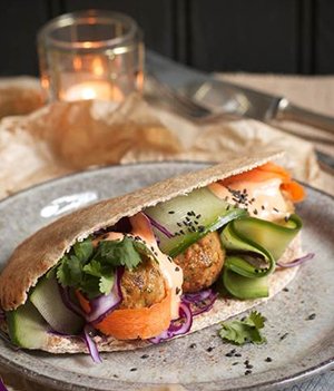 For this #MeatlessMonday we're kicking it off with our FAVOURITE vegetarian recipe – Chai Spiced Falafel Pitta  💖  These pittas deliver the perfect balance between freshness &amp; rich flavour 🧆 Recipe can be found at drinkmechai.co.uk/recipes2/chai-…