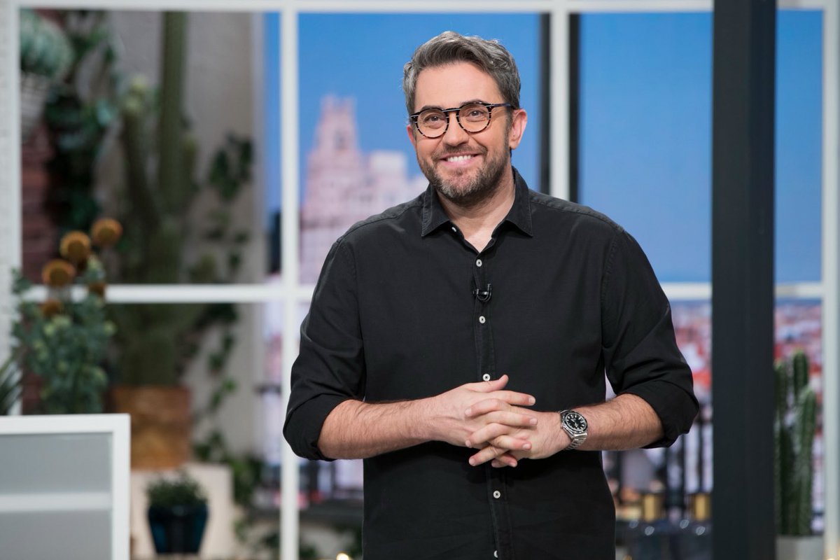 maximohuerta's tweet photo. He sido muy feliz presentando 'A partir de hoy' pero la aventura ha llegado a su final. Gracias a RTVE por volver a confiar en mí. Gracias al equipo y a todos los invitados. De momento, os espero el 19 de mayo con mi nueva novela 'Con el amor bastaba'. 
GRACIAS por el cariño. https://t.co/SEiMxDi0V2