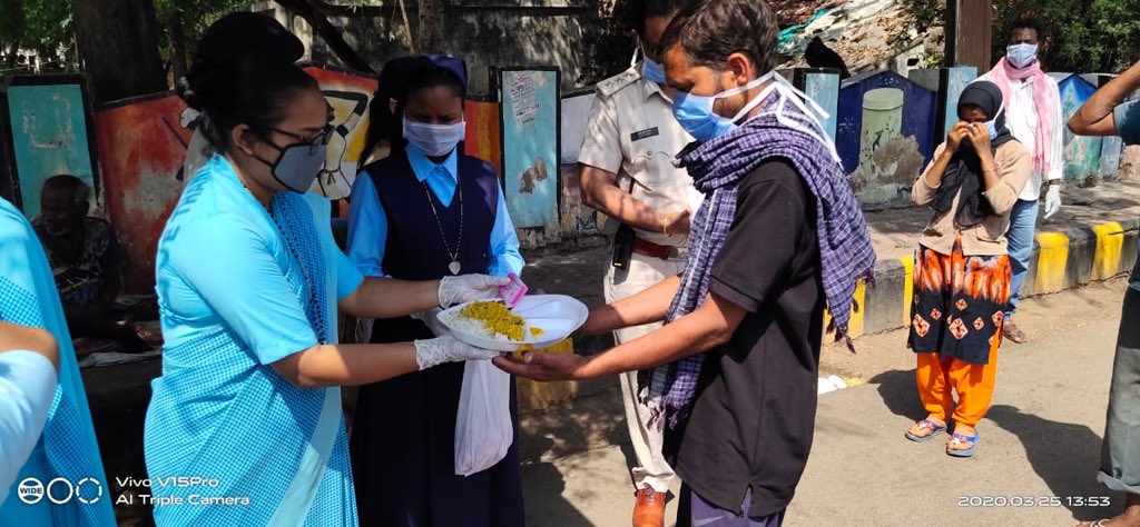 snehilsahu26's tweet photo. Since the #lockdown #Bilaspur police along with NGOs #khwaabwelfare #VSfoundation #dawateeaam #ummeedekkiran #sewaeknayipahal #dhitifoundation #NSUI #RSS #CAassociation #wisdomtreefoundation & other social workers, is providing food & ration to the people.
@ipskabra @chitraaum https://t.co/n66fyJ0YQX