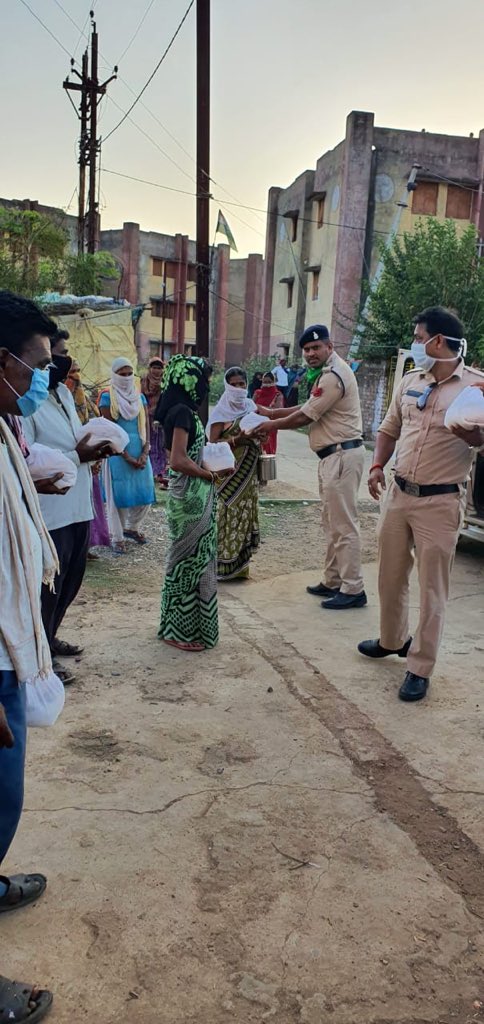 snehilsahu26's tweet photo. Since the #lockdown #Bilaspur police along with NGOs #khwaabwelfare #VSfoundation #dawateeaam #ummeedekkiran #sewaeknayipahal #dhitifoundation #NSUI #RSS #CAassociation #wisdomtreefoundation & other social workers, is providing food & ration to the people.
@ipskabra @chitraaum https://t.co/n66fyJ0YQX