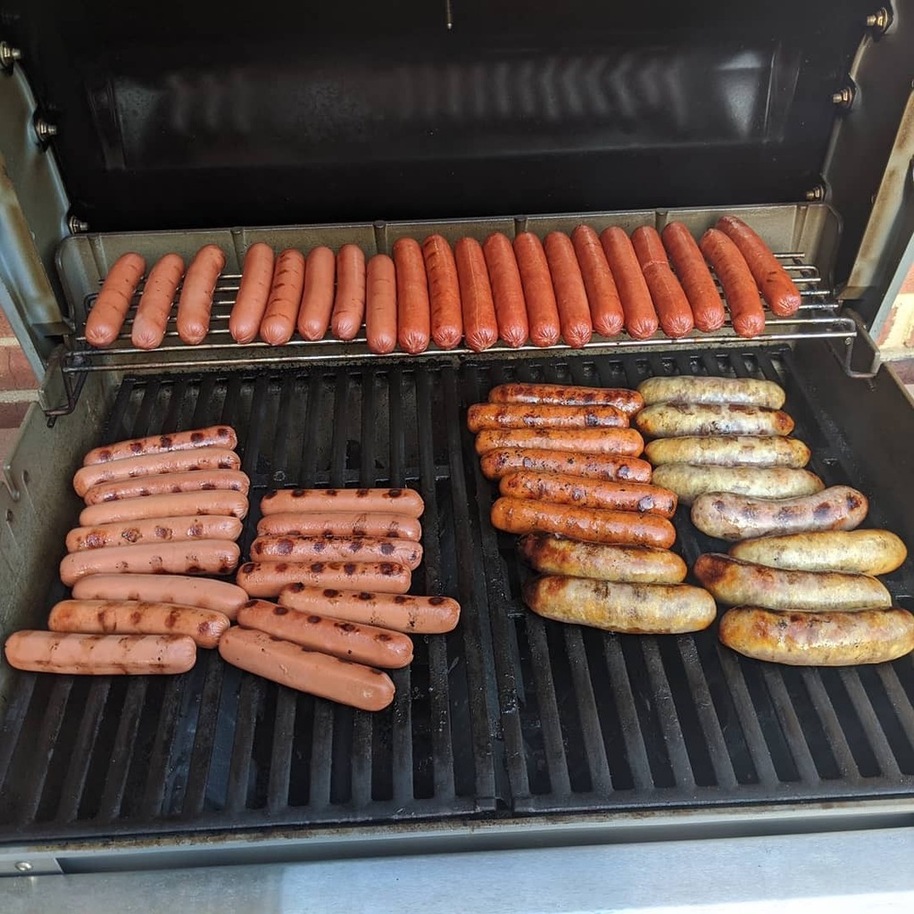flydownthefield's tweet photo. This is how you feed a cul-de-sac. #quarantinetogether #alexandria #COOLdesac #allthekids #impromptucookout https://t.co/AQ65QW4WjD