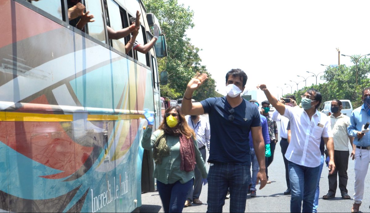 rohitkhilnani's tweet photo. Actor @SonuSood sent 350 #migrants home, from Maharashtra to Karnataka with permissions from both the govts. 
Great job Sonu. More power to you. God bless! 
#IndiaFightsCOVID19 https://t.co/U1iOe4Gzhs