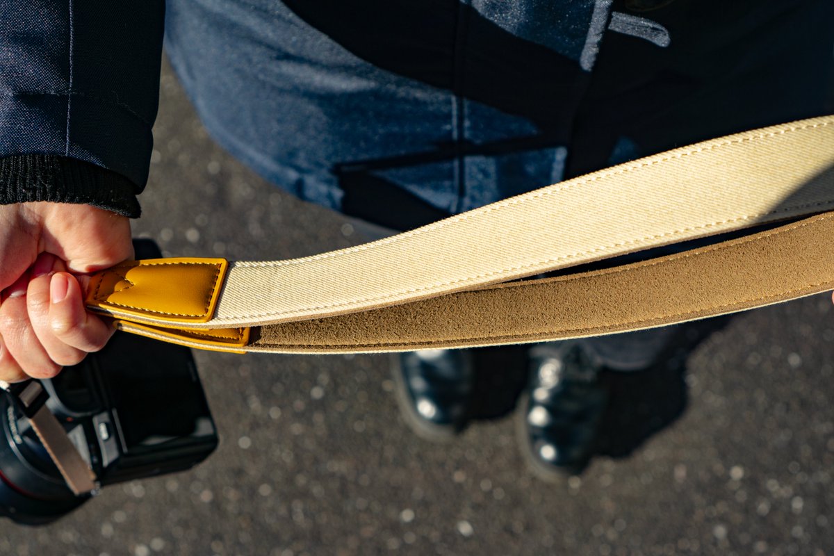 merabelt's tweet image. Unser sandsteinfarbener Merabelt Gizeh setzt sich von unseren anderen Produkten durch sein dezentes Design ab. Und doch glänzt er mit seiner eleganten Schlichtheit! Sichert ihn Euch unter merabelt.com 🤩 
#fotografie #kameragurt #design