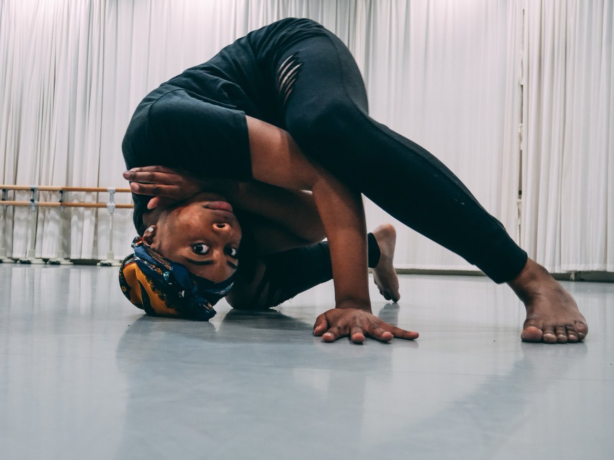 #MondayMotivaton from 2019 grads Shona Phillips and photographer/choreographer Karli Haava - offering us upside down ‘feels’ #mondaymood #mdxdance #teammdx #keepgoing #UpsideDown #InItTogether