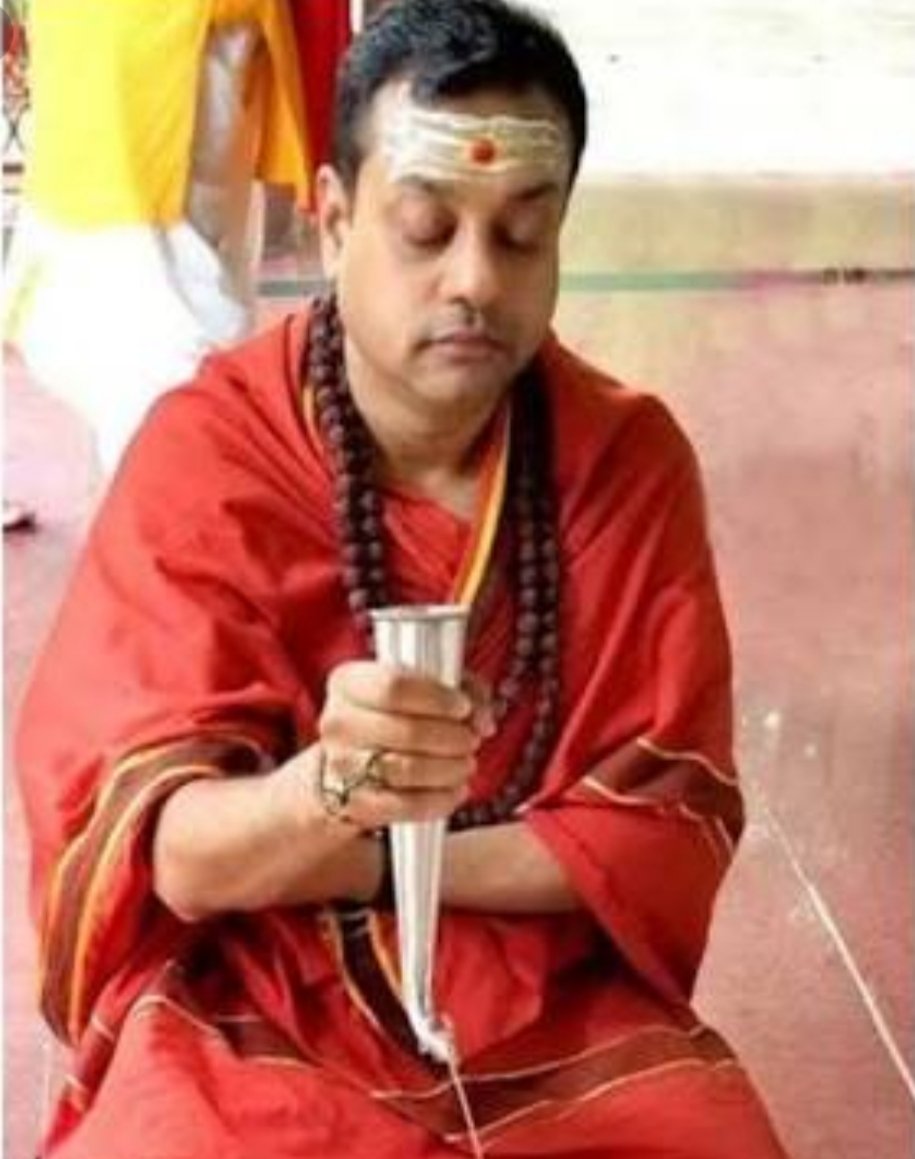 PathakAmritaJNU's tweet image. #ArrestSambitPatra
आओ सुनाये एक डॉक्टर की कहानी..
डॉक्टर हो के भी #ONGC का डायरेक्टर था वो 
दवाई नही मरीजो को गोमुत्र बेचता था वो 
चुनाव हारे भी दिल्ली नेताओं के गोद मे था वो 
ट्रीटमेंट नही फेकन्यूज क्लिनिक चलाता था वो 
नाम पात्रा पर इंसान बनने के भी अपात्र था वो 
@sambitswaraj