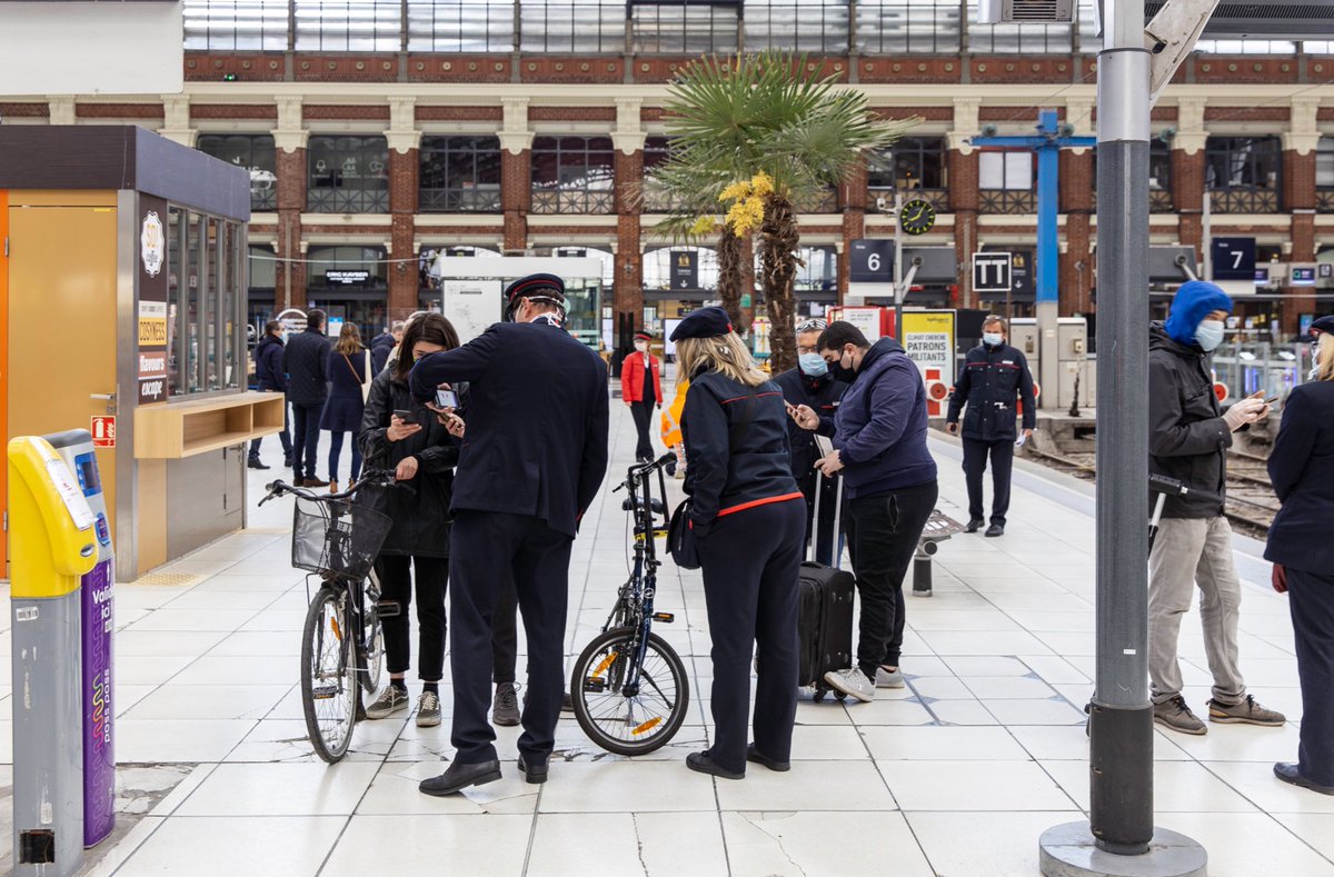 Fre_Guichard's tweet photo. 11 mai. Ce matin, pour les agents SNCF, l’objectif était bien d’être aux côtés des usagers @TERHDF pour accompagner et expliquer ! 👍

#EnTrainTousResponsables 
@FDhersin @hautsdefrance @SNCF https://t.co/Lf34x65QC6