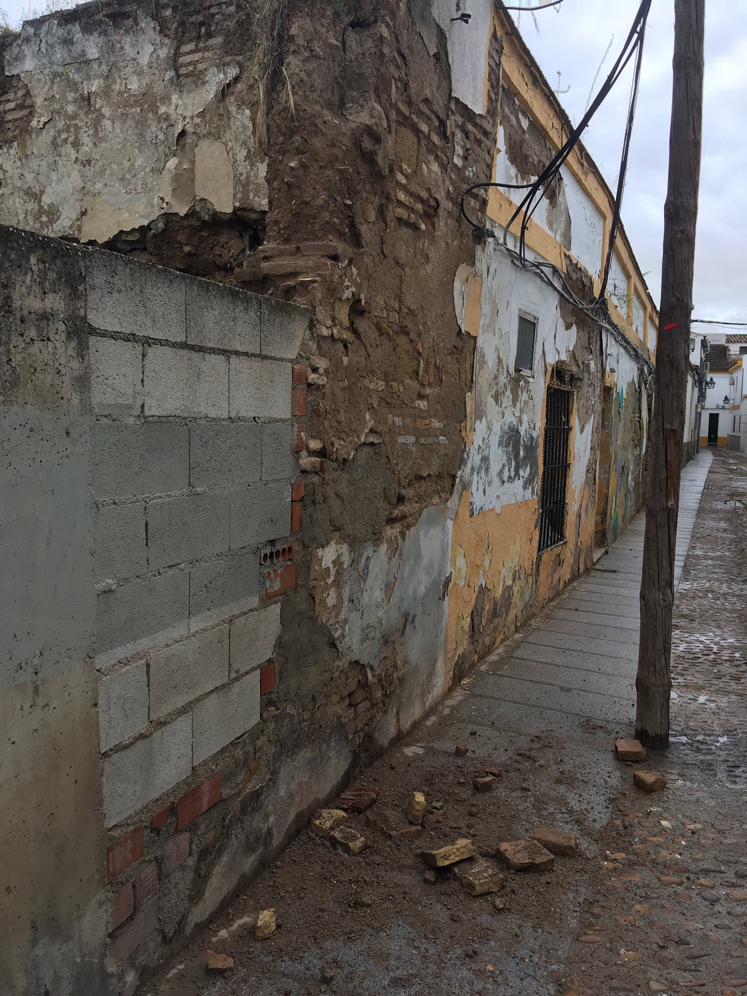 San Agustin Cordoba en Twitter: "Cada vez que llueve se desprende parte de la fachada de esta casa de la calle hornillo,hasta que no se desplome entera y ocurra una tragedia no haran nada?? @ayuncordoba_es @InfrayMAmbiente @MejoremosCordES @jmbellidoroche https://t.co/L4CWKg79o1" / Twitter