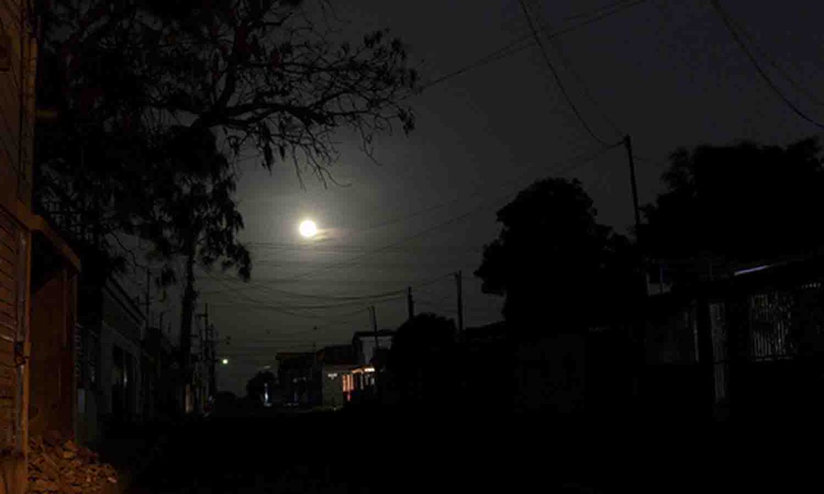 TORTURA NOCTURNA denuncian habitantes de varias comuniddes en Ciudad Ojeda al recibir racionamiento hasta de 8 horas, aunado a esto la falta de agua, gas domestico y transporte público juegan con la paciencia del citojense, tal es es el caso del sector Jose Felix Rivas II