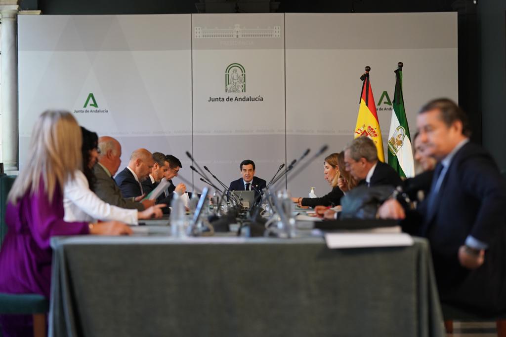 JuanMa_Moreno's tweet photo. Vamos a solicitar formalmente que las provincias de Málaga y Granada se incorporen en su totalidad a la fase 1 lo antes posible. El Gobierno central cuenta con nuestra disposición para el acuerdo. https://t.co/RyTzosQRa8