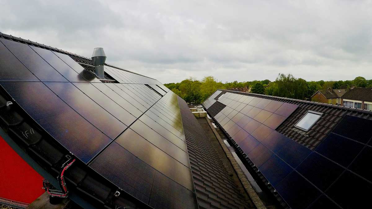 Provincie Utrecht helpt scholen om te verduurzamen. Energie-experts bieden advies over energiebesparende maatregelen en opwek van #zonneenergie op #schooldaken en begeleiden vervolgstappen. #energietransitie bit.ly/3bgbdFm