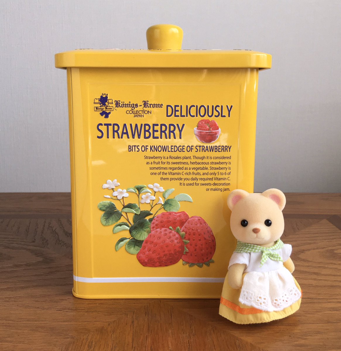 こけし ケーニヒスクローネの セレブ缶 イエローver です マリーゴールドの花のようなパッと明るい黄色のベースにアンティーク調のイラストがこの上なく可愛らしい まぁ 缶が目当てだってことはバレバレですが もちろんお菓子も美味しく