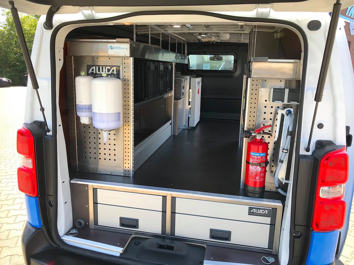 #projectvandeweek Alle registers open... Op wens van de klant hebben we deze Opel Vivaro voorzien van een zeer uitgebreide inrichting. De accessoires en de maatwerk aanpassingen maken het verschil. #bedrijfswageninrichting #wagenpark #fleet