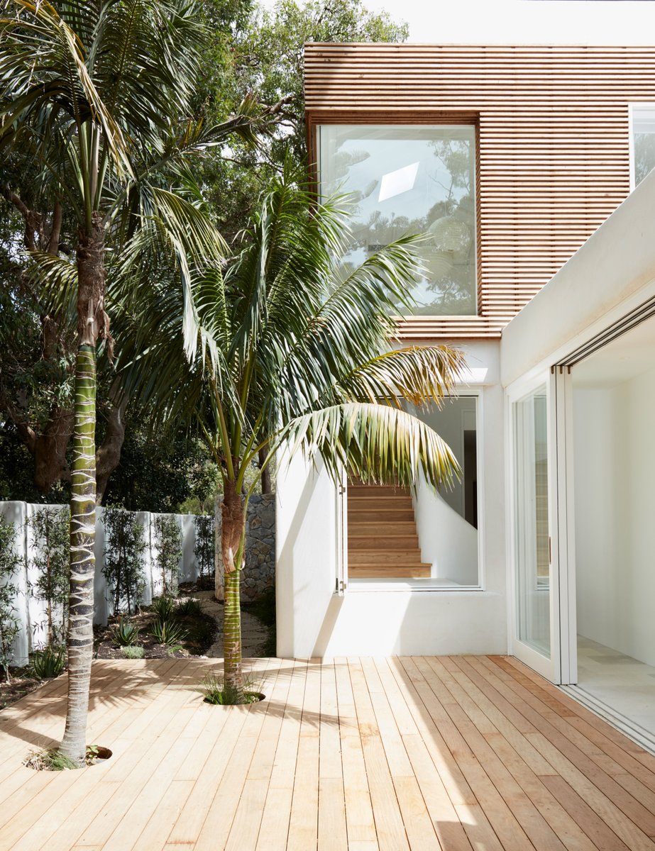 dezeen's tweet image. This dreamy holiday home in Sydney has been planned to maximise views of its luscious green surroundings: at.dezeen.com/3fj3k58