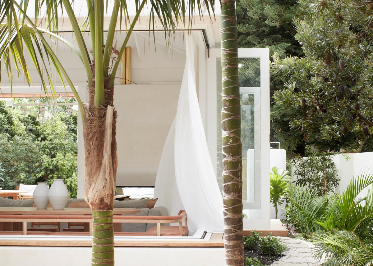 dezeen's tweet image. This dreamy holiday home in Sydney has been planned to maximise views of its luscious green surroundings: at.dezeen.com/3fj3k58